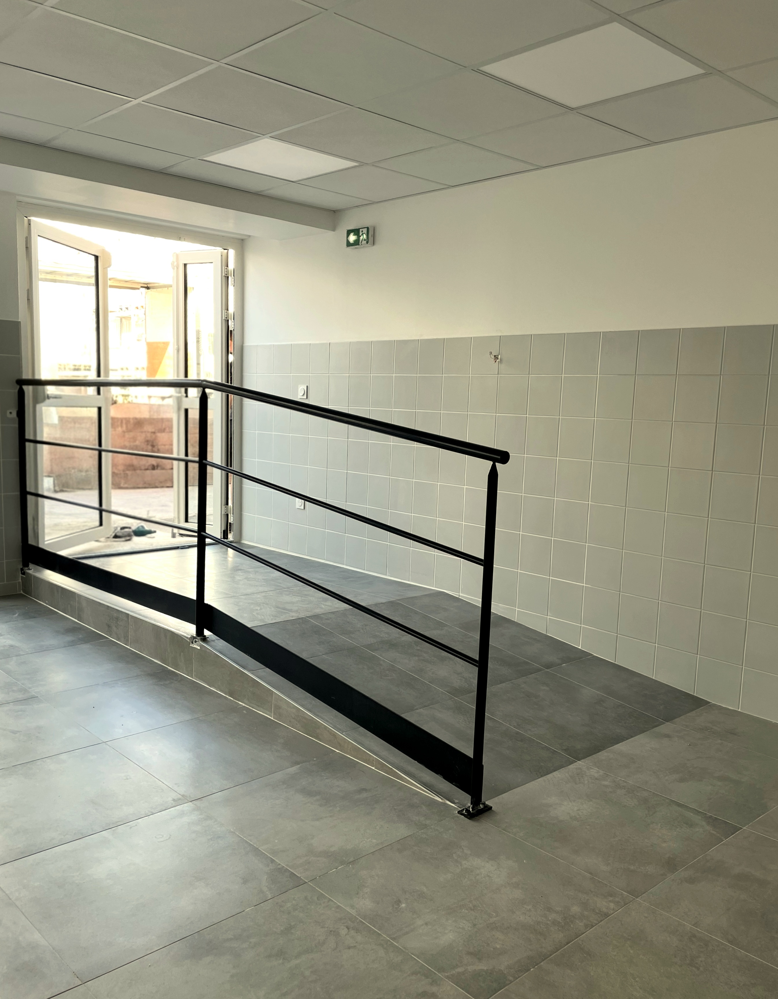 Mise aux normes ERP et accessibilité PMR - rampe conforme réalisée par ICONE